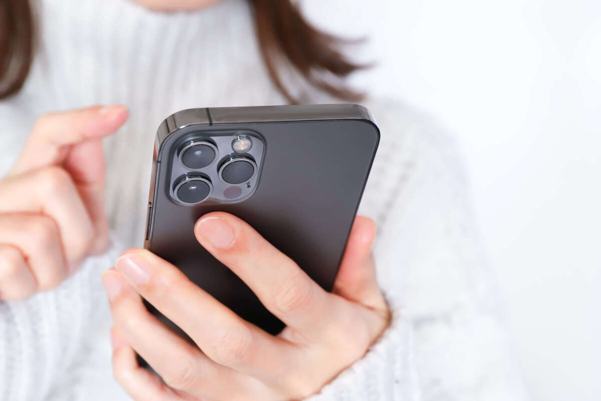 マッチングアプリを使用する女性のイメージ